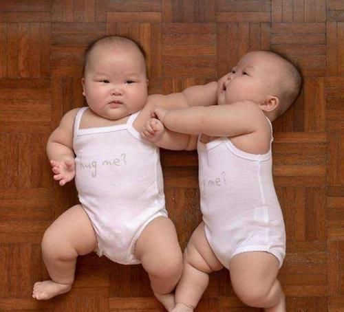 破头|爸爸姓滚,喜迎双胞胎,却为起名想破头,爷爷随口一说全家点赞