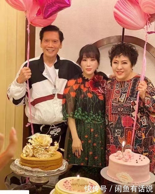 泡面卷|向太越来越时髦,穿那么花的裙子还烫“泡面卷”,不土反而挺洋气