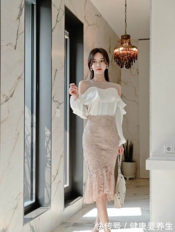 小香风 法式小香风上衣搭配蕾丝鱼尾半身裙,凸显女性时尚优雅的气质!