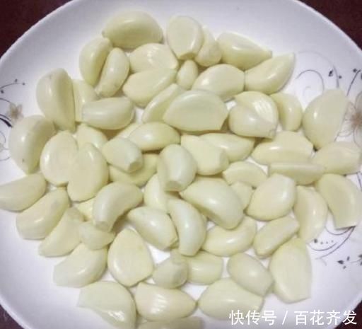 袋子|今天才知道,大蒜上有一个机关,轻轻一按蒜皮马上脱落,简单实用