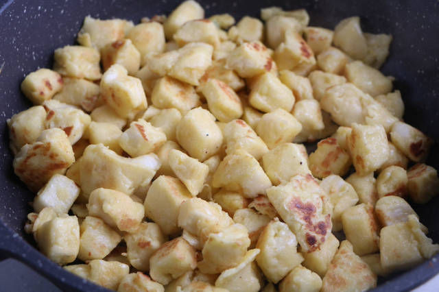 剩馒头别蒸着吃了，5分钟做成早餐，比肉还好吃，每次一锅吃精光