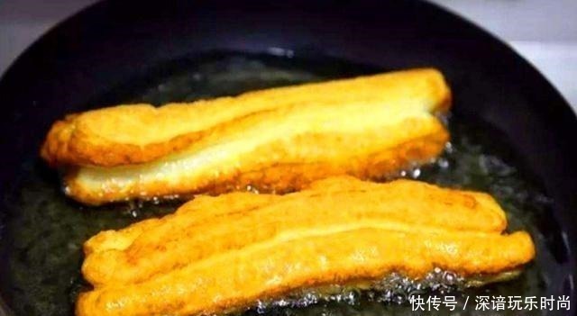 炸油条，加酵母粉加小苏打都不对，这才是正确做法，油条又香又脆