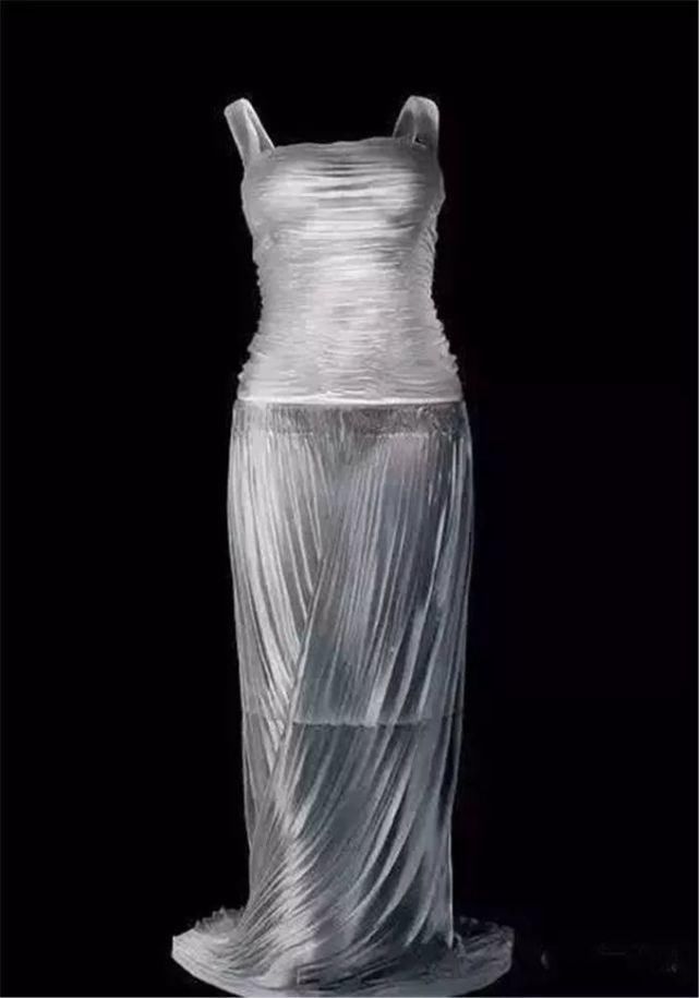 时装秀|艺术家用500斤玻璃做出重磅婚纱,惊艳时装秀,网友吐槽透明的怎么穿