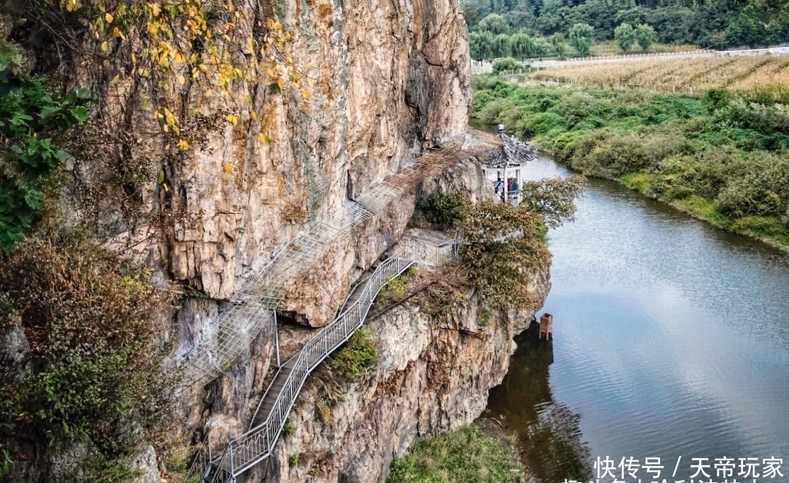 虎山|中朝界河最窄处仅几米宽，真能一步跨？爬上附近长城就能看朝鲜！