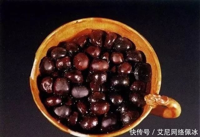 墓室|考古专家发现一千年古墓,墓中发现一桌酒席,还有一整碗板栗