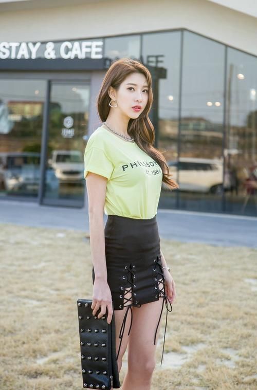  柔美|小姐姐爱穿紧致的包臀裙，纤细的腰部，展现女人柔美的一面