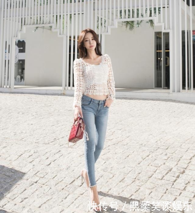 穿着紧身牛仔裤的郑有贞,展现出的腿型笔直又显优雅