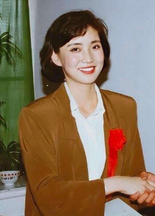 她是前《新闻联播》主持人,主持26年零失误,年过50仍气质优雅!