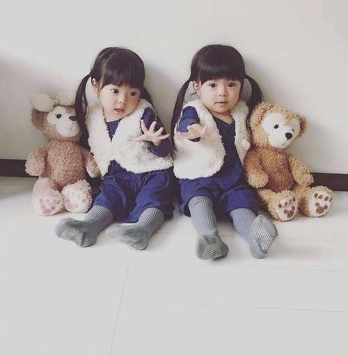 小女儿|双胞胎姐妹从小分开,一个奶奶带一个姥姥带,3年后差距一目了然