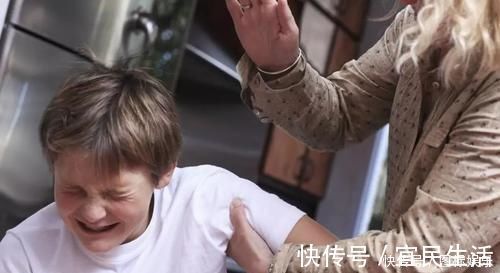 铁片|6岁儿子用铁片划车,爸爸不问原因一顿打,看清字后决定给娃道歉