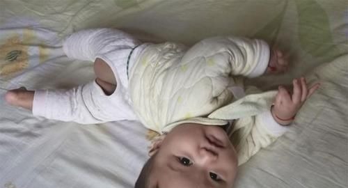 亲子群|还相信“三翻六坐九爬”?医生:别耽误孩子正常发育