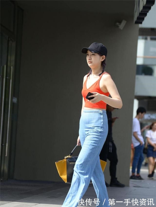 牛仔裤|高腰直筒牛仔裤,搭配红色吊带背心,衬托身材高挑,也显身材比例!