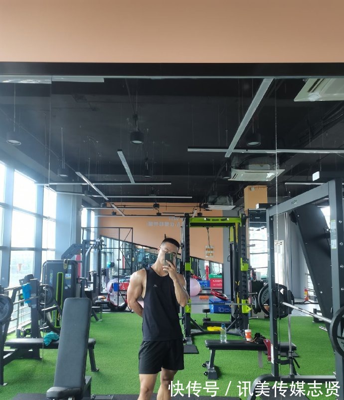 人鱼|肌肉小哥被迫营业，胸肌发达，人鱼线漂亮，太好看了！