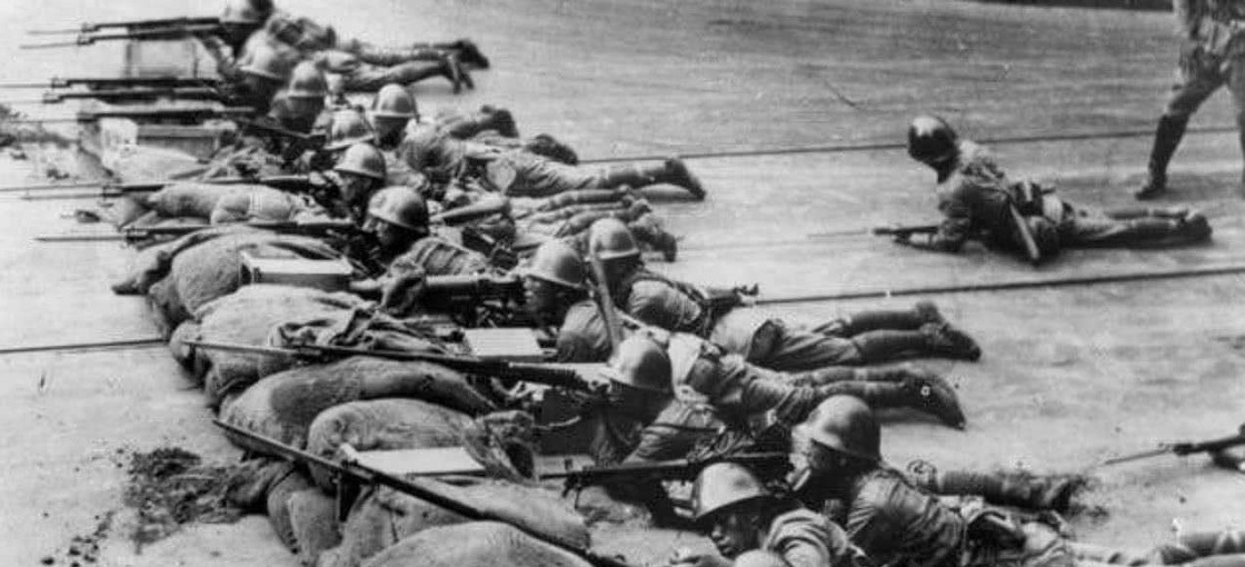 弟弟|记录原子弹爆炸后最著名的老照片:少年背着死去的弟弟去火葬场