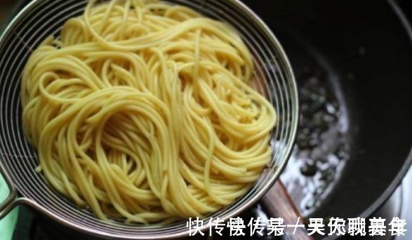 做凉面，煮熟后不要泡冷水，学会2招，面条爽滑筋道，又香又入味
