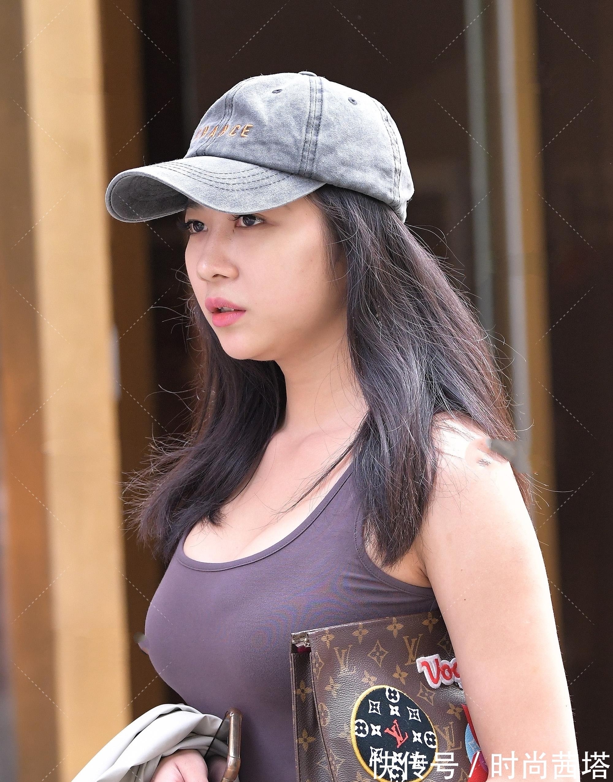 连衣裙 暗紫色修身连衣裙穿出性感风,时尚大气,优雅动人