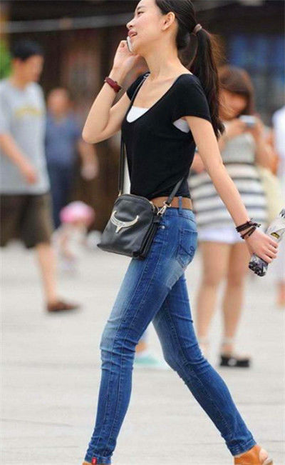街拍：身材高挑的小姐姐，紧身上衣+牛仔裤，更显苗条好身材