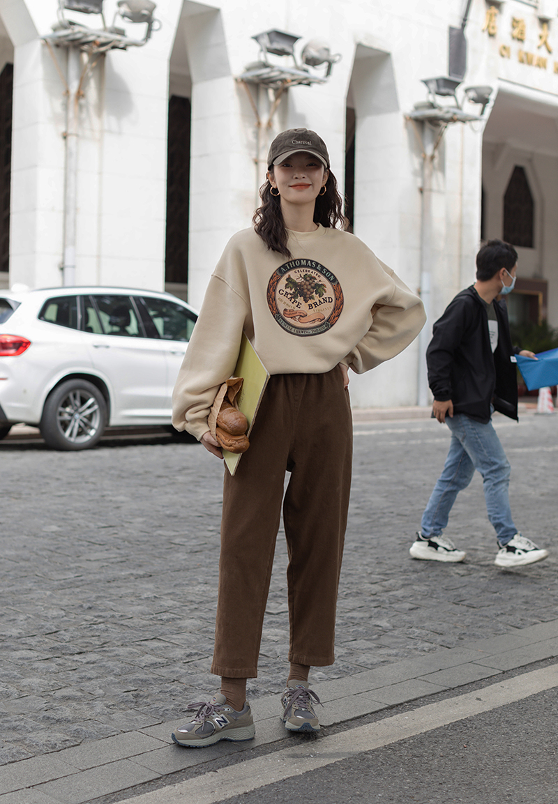 穿搭 冬季要拒绝“老气感”,快安排上这3条高级色裤装,洋气炸了