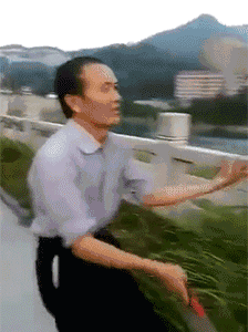 |搞笑GIF：大姐 你穿的是假裙子吧 起跳那一下真的吓到我了