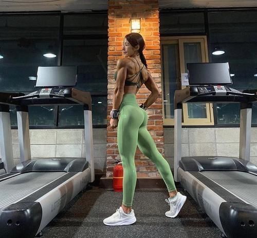 动作|把沙发靠垫变成瘦腿利器,4个动作暴汗燃脂瘦大腿内侧赘肉