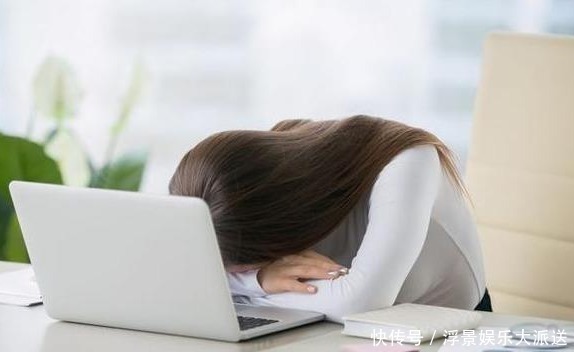 湿热|湿气重的人，脸上会发出3个信号，去除湿气，做三事、按四穴