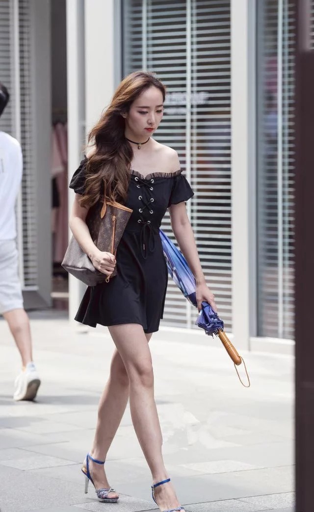 长发|街拍:长发披肩的美女,身材好气质佳,彰显独特的魅力