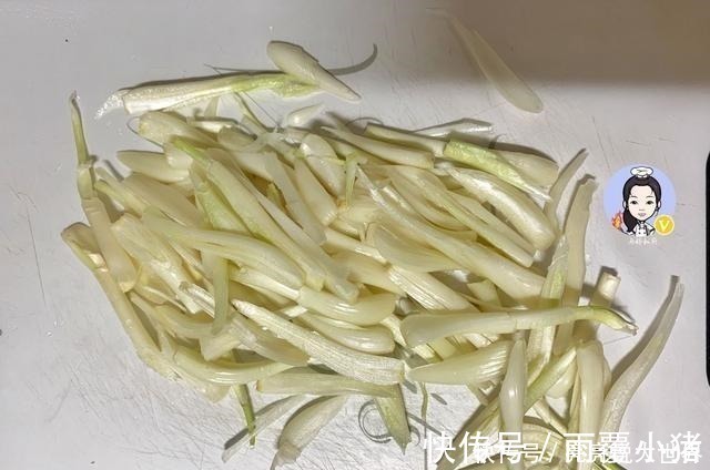 它被人称“菜中灵芝”，简单一拌就好吃，5块钱一斤，遇见别错过