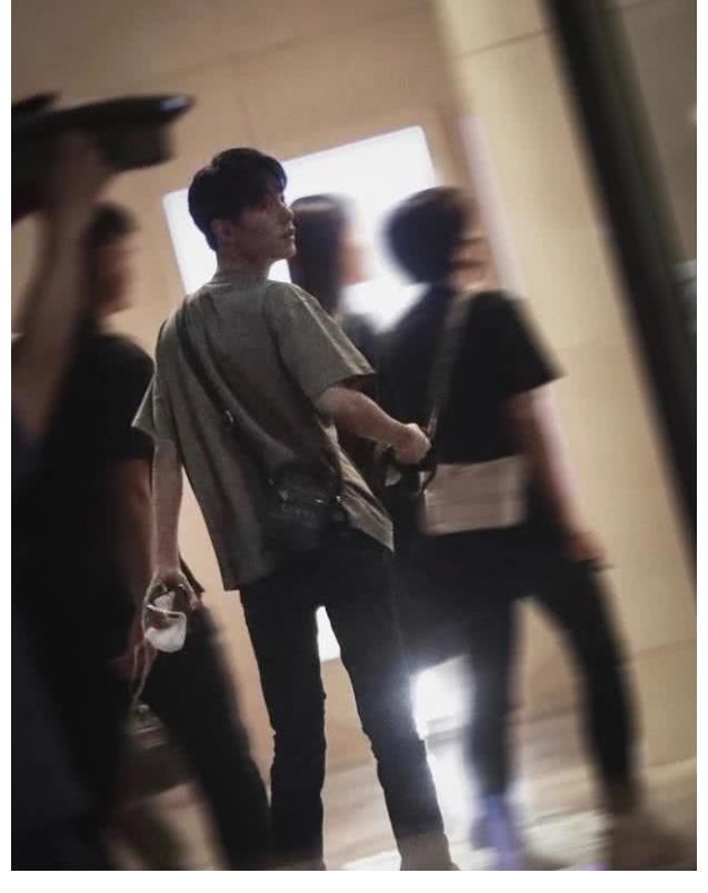 陈情令|明星的错位照,王一博扎马尾辫,看到肖战厉害了!