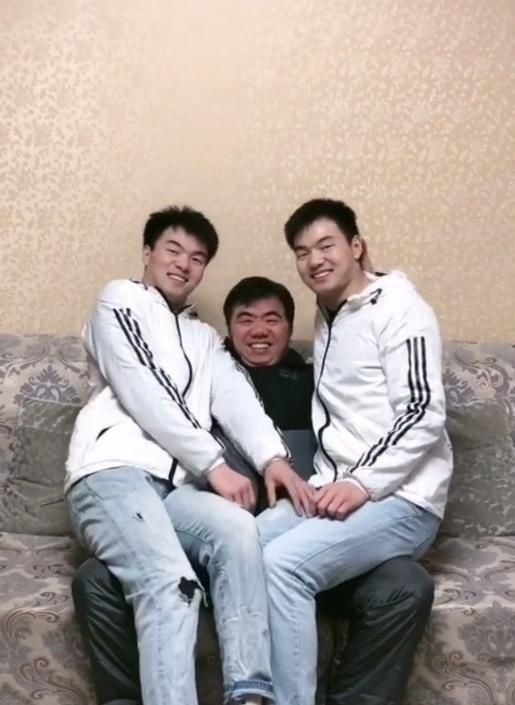 合影|爸爸和双胞胎儿子时隔20年再合影,引人感慨妈妈的基因被挤没了