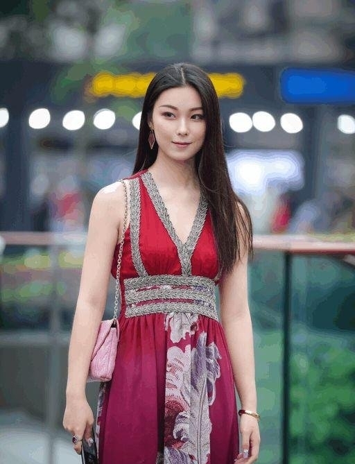 展现|简单大方的裙装,清爽唯美的感觉,很显青春活力的气质