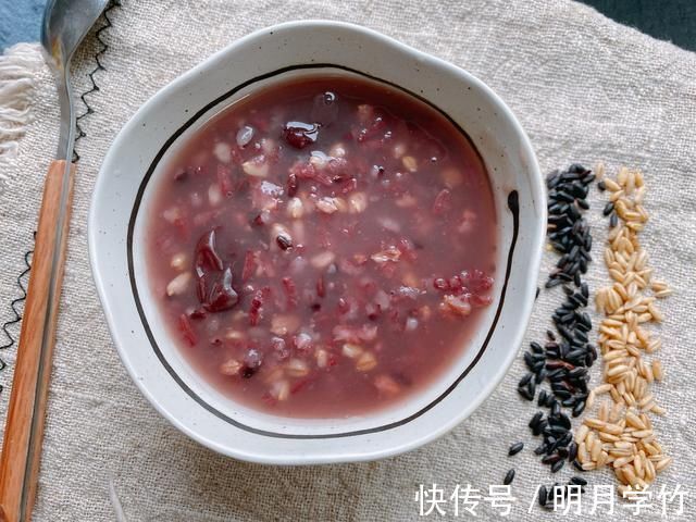 浸泡|黑米粥的正确做法，煮之前加一步，多加一种食材，比八宝粥还好喝
