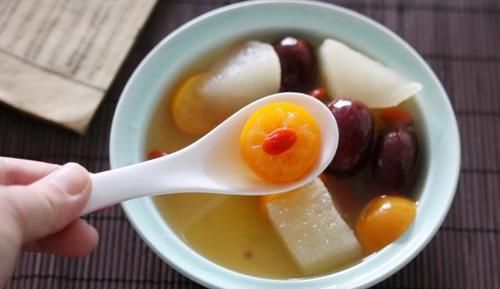 冬季，給家人做上一碗這樣的甜湯，潤肺止咳，價錢低廉