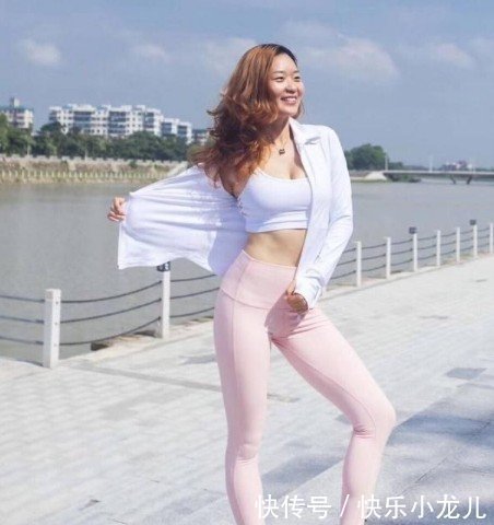 穿搭阳光朝气的打底裤美女,穿出高挑好身姿