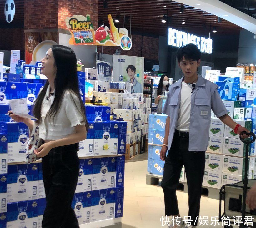 真一個(gè)人|同是和丁真一起逛街，周也姚安娜態(tài)度差太多，一個(gè)細(xì)節(jié)瞬間路轉(zhuǎn)粉