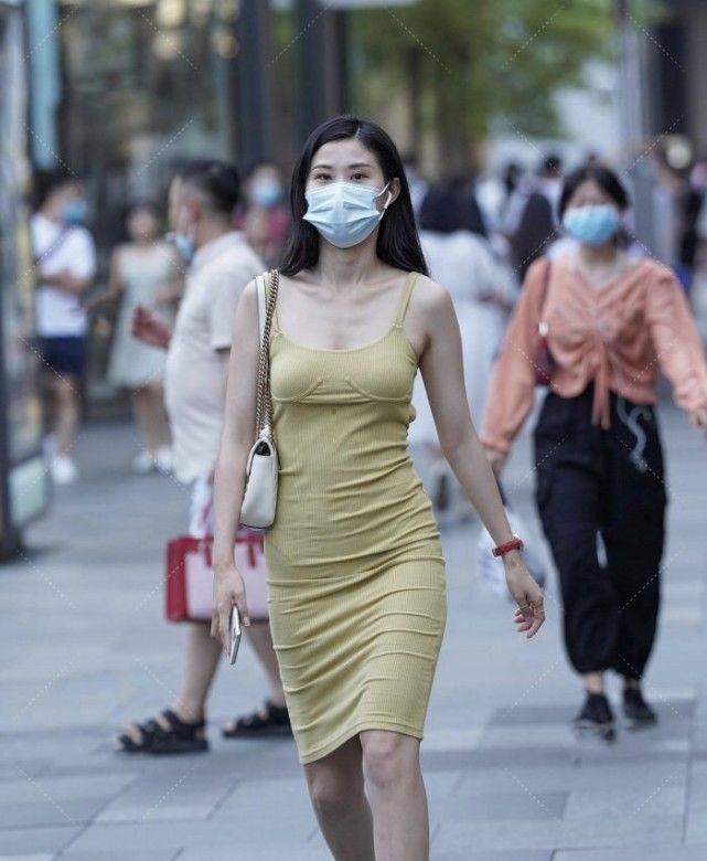 黄灰色裹身裙走怀旧风格，白色包包美得出众，背面设计简约大方