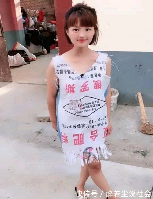 |搞笑图片幽默段子笑话:大哥你脖子会出问题的,这样不酸么?哈哈