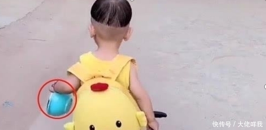 亲妈|2岁娃被亲妈“赶出”门,一脸淡定自若,网友我穿尿不湿的怕谁