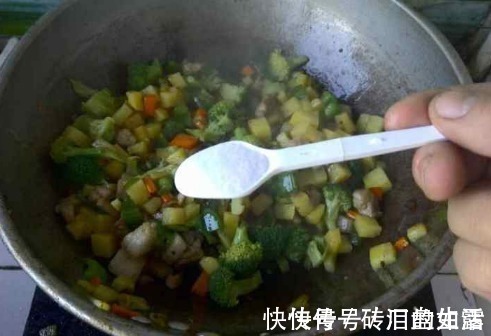 炒青菜|忠告炒青菜不能放此物,吃了就是没病找病,现在知道还不晚!