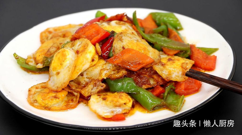 鹌鹑蛋别只会卤着吃,教你一种新做法,配上青红椒炒着吃