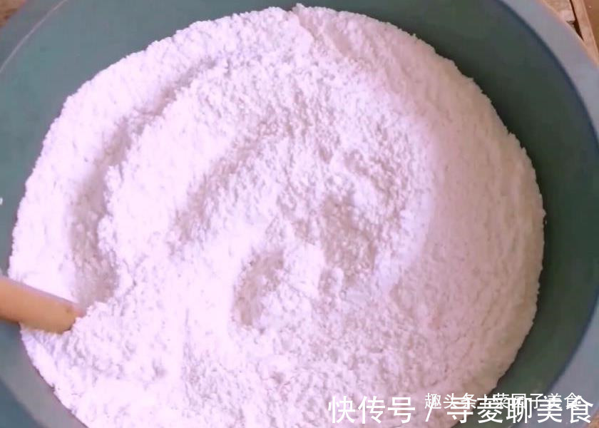 炸油条,还分热油和冷油下锅原来以前一直犯错,难怪油条不蓬松