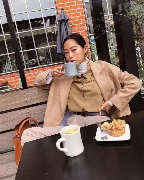 皮肤黄的女生千万别穿这4种颜色，显老又没气质，太丢人了