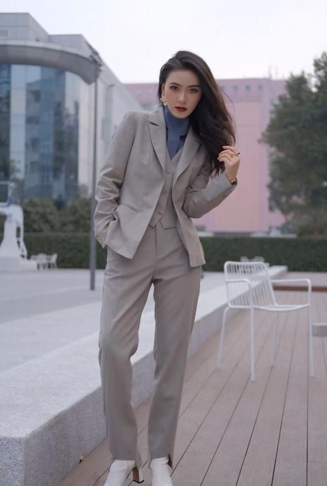 职场女王穿搭学卫公子凹造型，干练的同时，还特别的高级