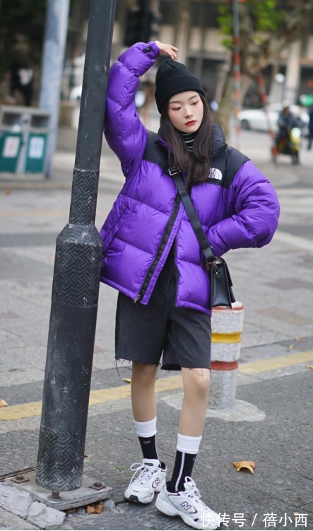 紫色 羽绒服流行“穿短不穿长”,搭配半身裙真优雅、搭配牛仔裤真时髦