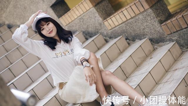 身穿白色 小姐姐身穿白色的帽衫卫衣,搭配牛仔半身裙,俏皮又时尚!