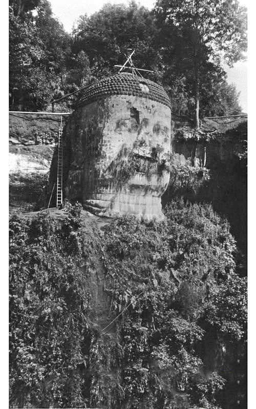 老年|乐山大佛颜值进化之路：摘掉美瞳和假发，从流浪汉变白净佛祖