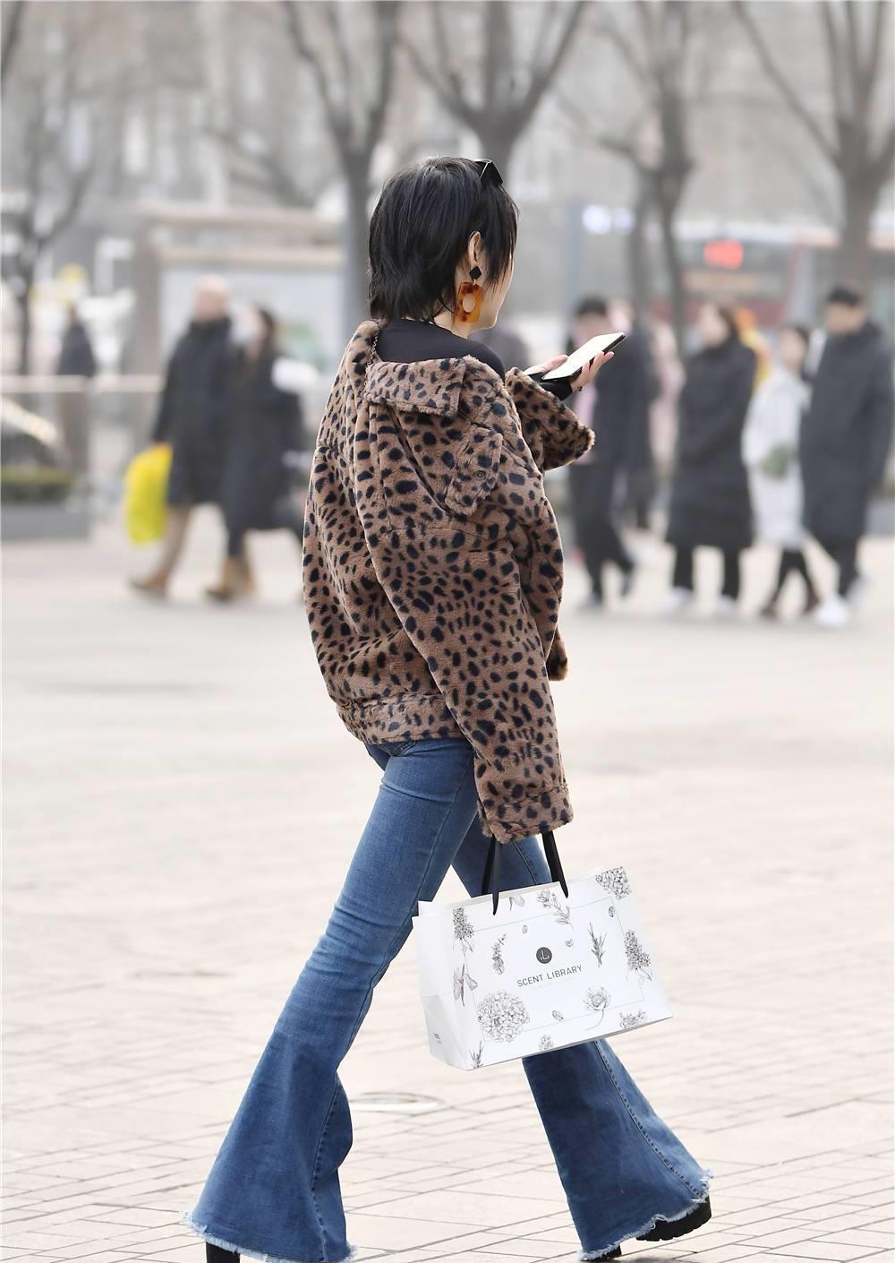 身材 毛边裤脚喇叭牛仔裤, 搭配粗跟厚底鞋, 豹纹短款外套, 有点野性