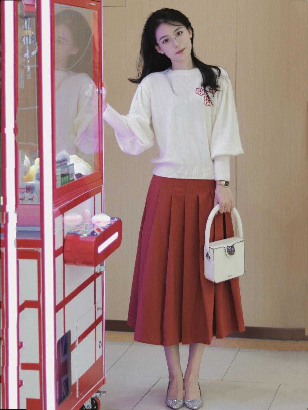 纯色 秋天,“毛衣”这样穿保暖又洋气,时髦百搭,普通女生也能借鉴