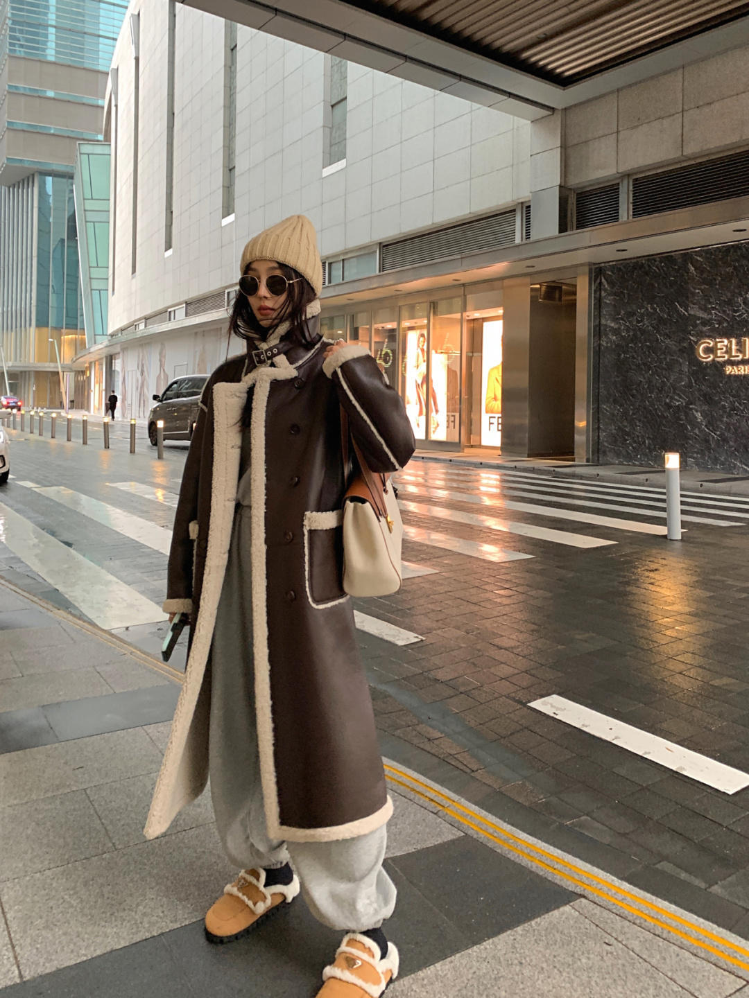 质地 “皮毛一体外套”又火了,这几种搭配保暖又帅气,普通人也能驾驭