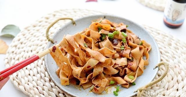 天越冷，这个菜在我家越受欢迎，辣味的豆皮炖起来