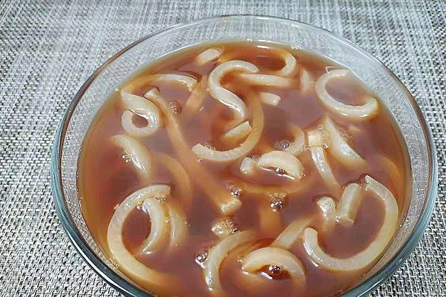 做猪皮冻时,直接煮就“废”了!多加这1步,皮冻更透亮,没腥味